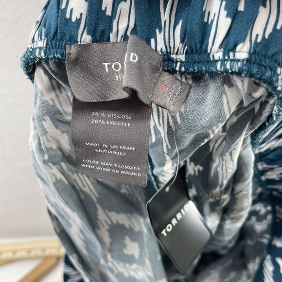 Torrid Women’s Shorts Size 3 Pull On Challis  Shorts Green NWT - Picture 4 of 4